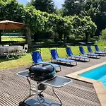 Dom wakacyjny Independent With Heated Pool